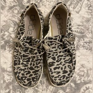 Women’s Hey Dudes Size 8